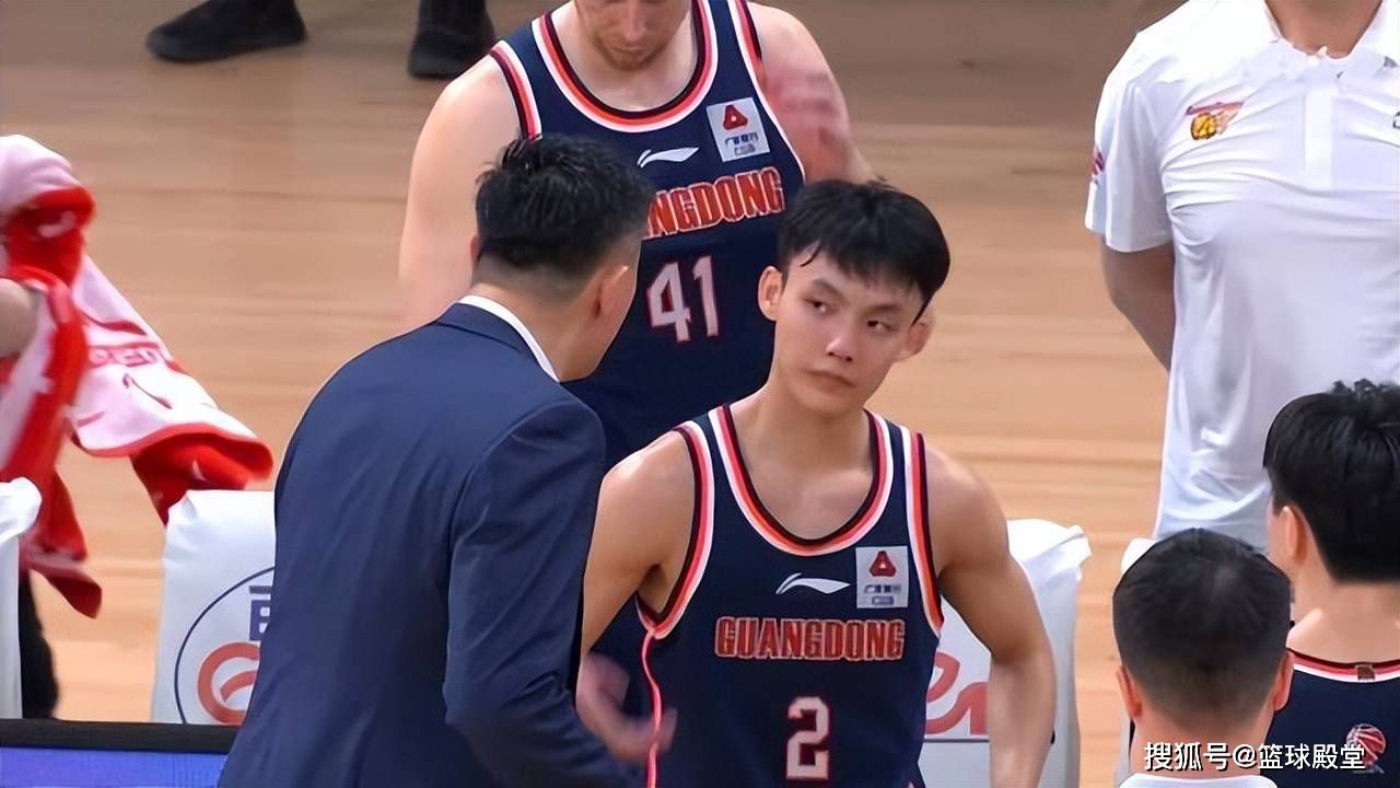 她怒视着沃尔特，冷声说道：这里不欢迎你。